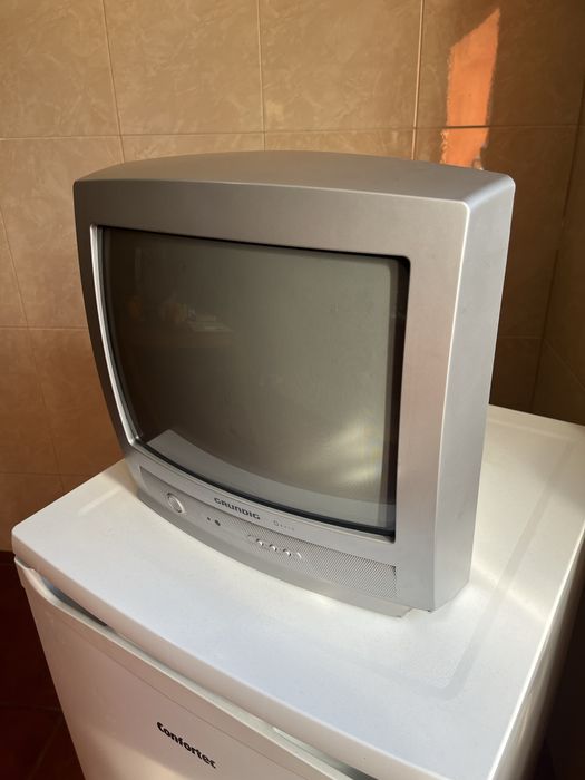 Grundig TV Davio 14” Prateado