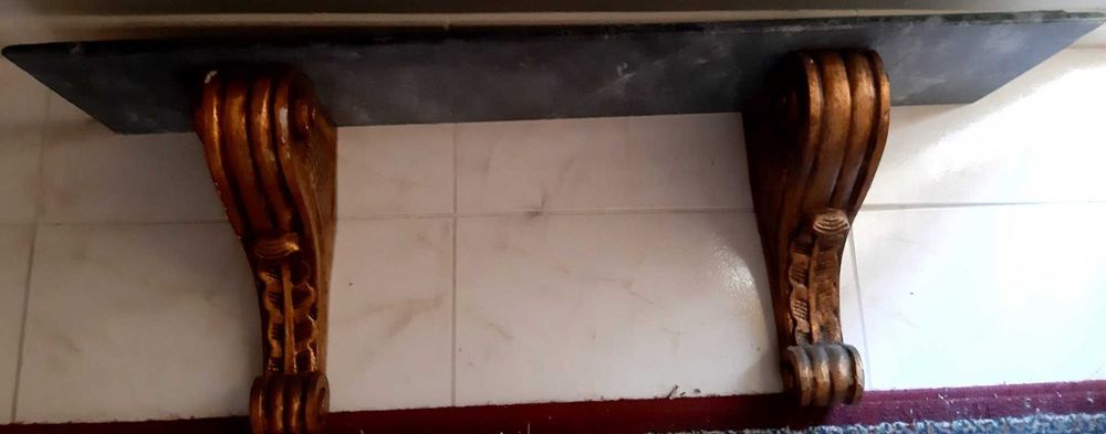 Prateleira de Pedra Marmore, com 2  belos suportes para a colocação na parede.