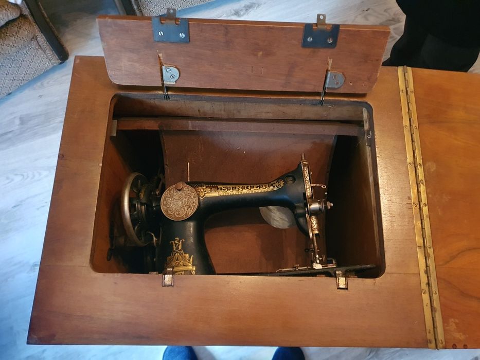 Máquina Costura SINGER Vintage com móvel integrado