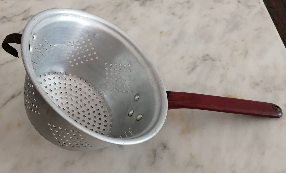 antigo coador em bom estado