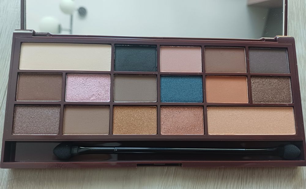 Paletka cieni Revolution 18 szt