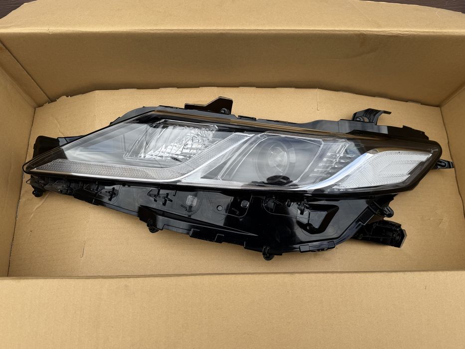 Фара передня ліва Toyota Camry 70 (8118533G00)