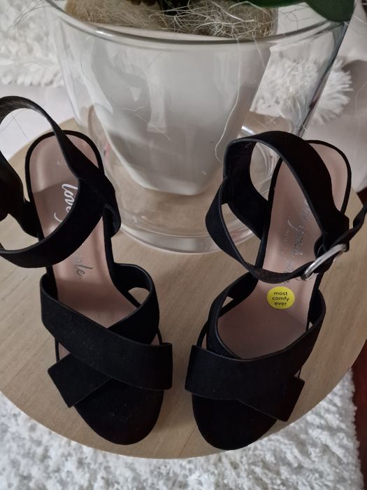 Czarne sandałki na obcasie,zamszowe.