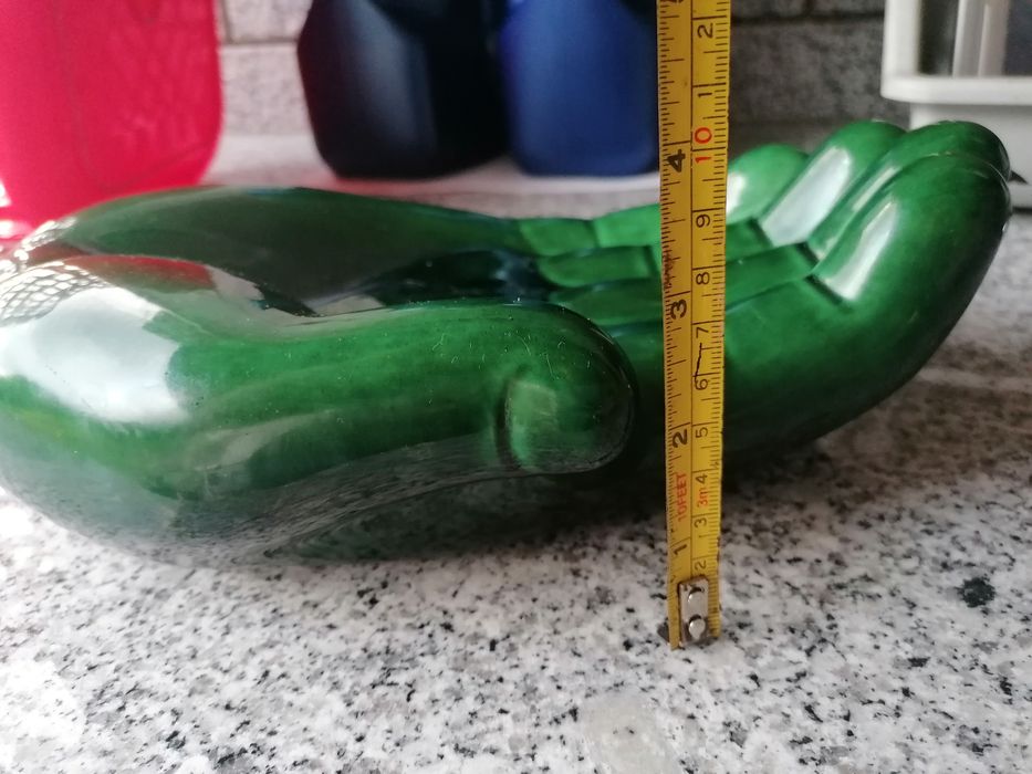 Mão em cerâmica verde