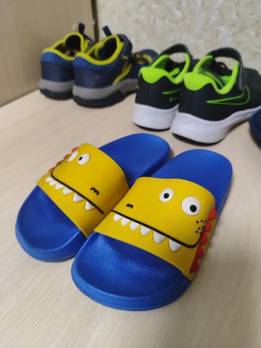Дитячі кросівки крокси шльопанці капці тапочки босоніжки