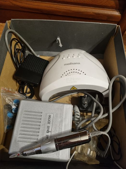 Frezarka do paznokci oraz lampa