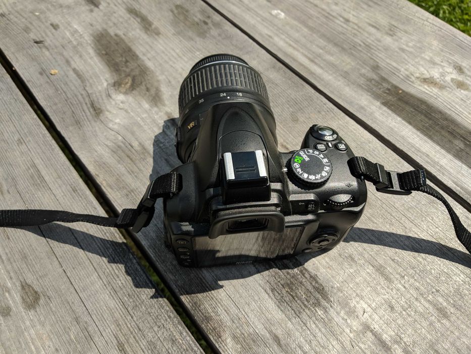 Nikon D3000 Зеккальный фотоаппарат+ карта на 16GB