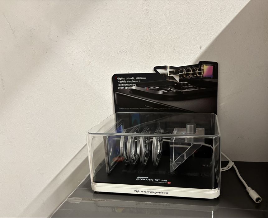 Ekspozytor reklamowy Xiaomi 15T Pro – makieta aparatu