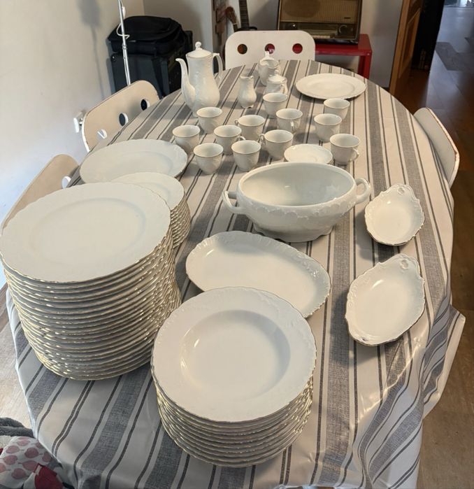 Serviço de mesa em Porcelana Alemã “Bavarian Porzellan Erika”