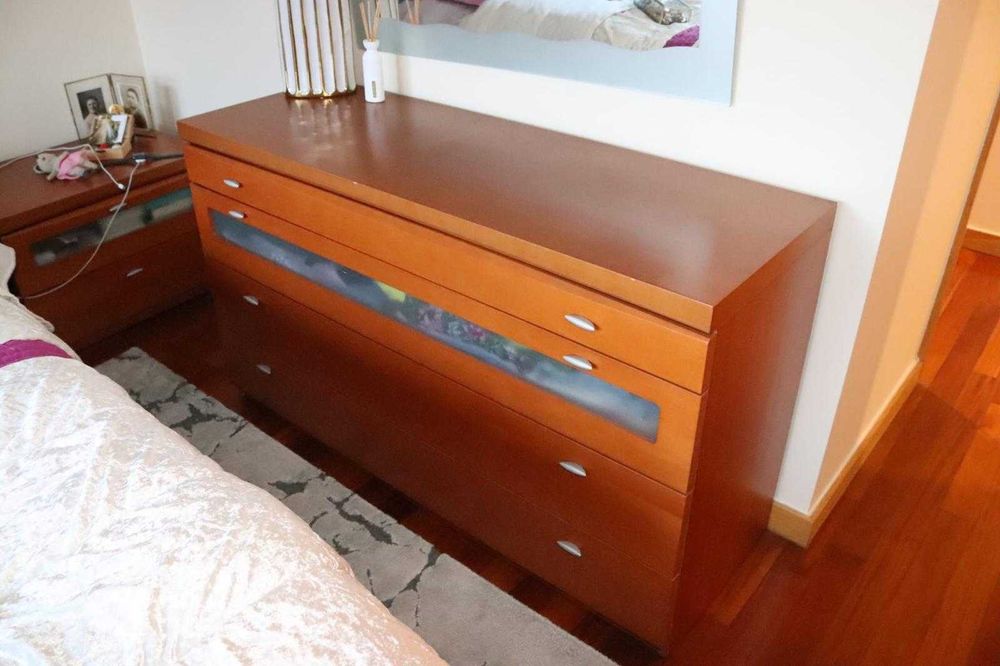 Vendo cómoda + espelho e 2 mesinhas de cabeceira