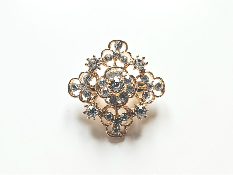 Broszka damska w kolorze złotym