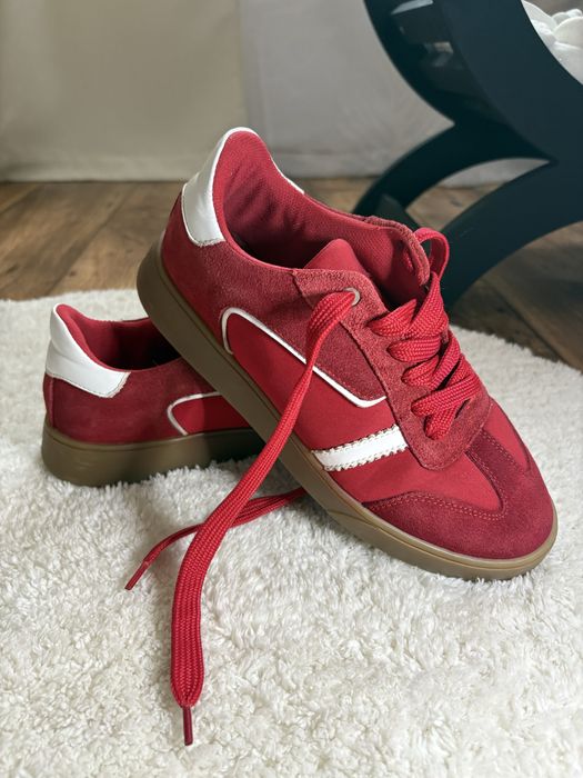 Кроссовки женские