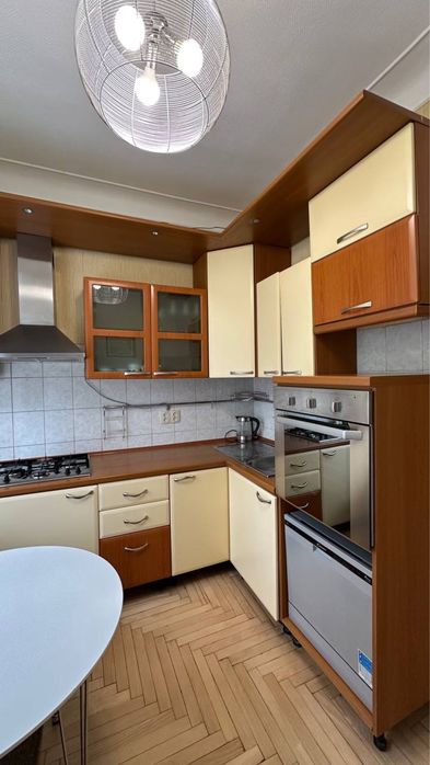 Київ, Сталінка. Продаж двокімнатна квартира, Соломʼянський район, вул. Світличного 10, Караваєві Дачі