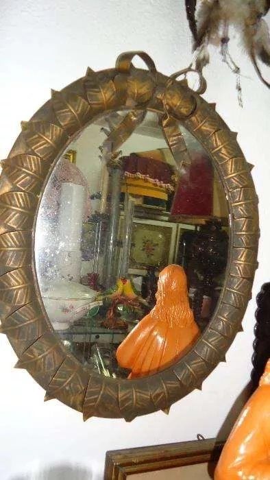 Espelho em Folha de Flandres Com cerca de 50 cm de altura