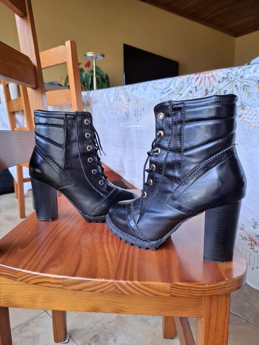 Botas pretas salto