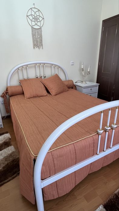 Conjunto de quarto [cama, cómoda, 2 mesas de cabeceira]