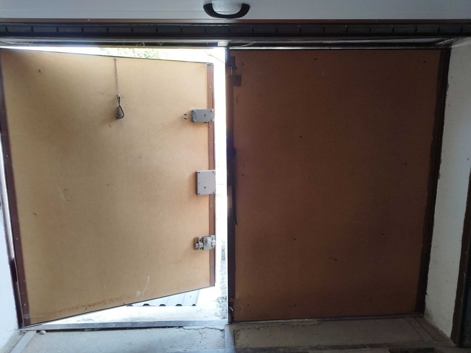 Продаються гаражні ворота розміром 291 на 191 см.