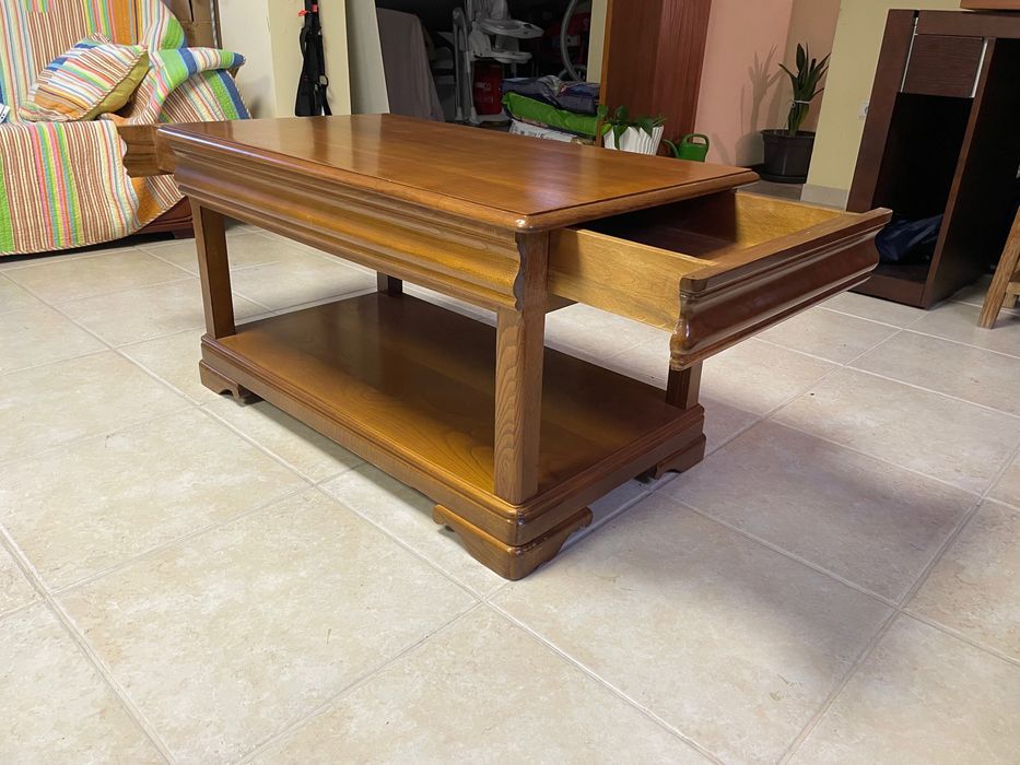 Mesa de centro em cerejeira com gavetas