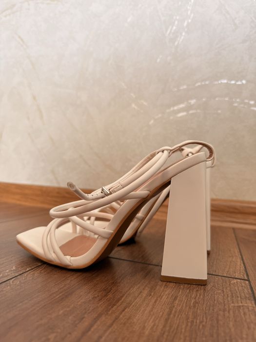 Босоніжки білі на каблуку