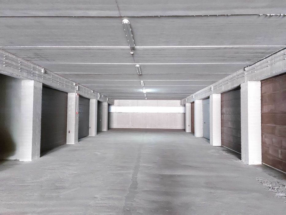 Паркомісце закритого типу по вул. Стрілецька. Ворота, світло.