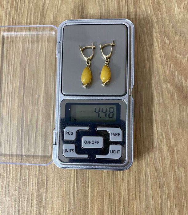 Kolczyki złote pr. 585, waga 4,48 gr. bursztyn mleczny żółty
