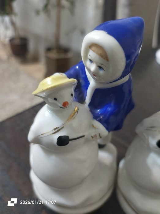 Порцелянова статуетка з Ссср.Дівчинка ліпить сніговика.