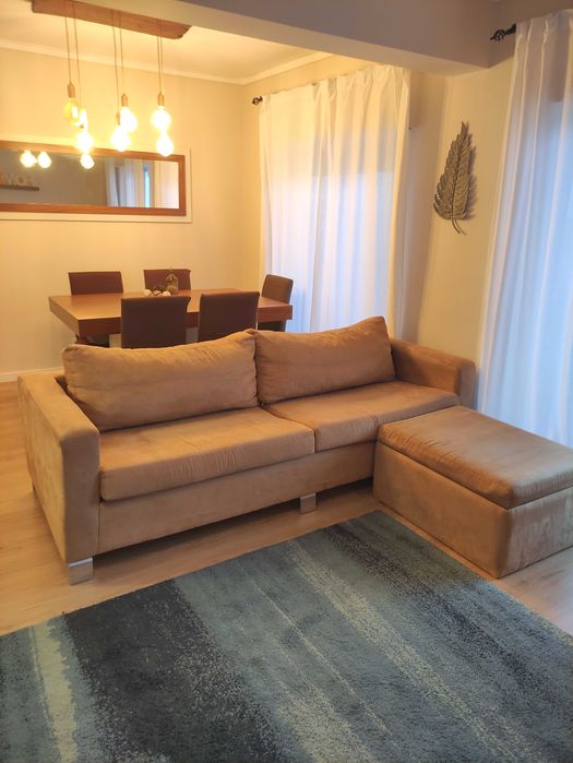 Sofá com chaise longe com arrumação