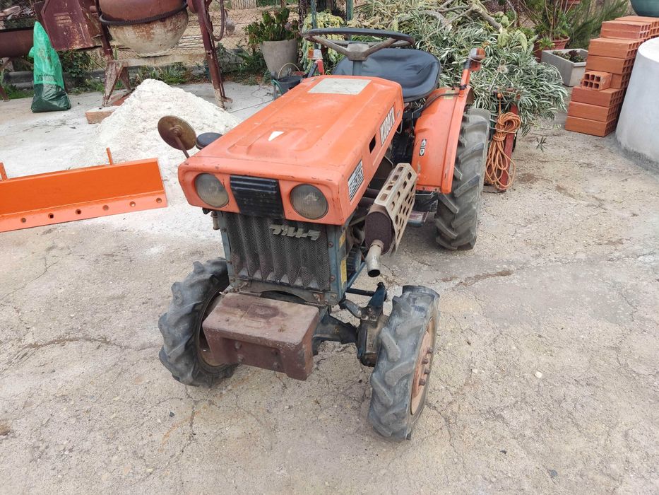Tractor Kubota B5000 com diverso equipamento