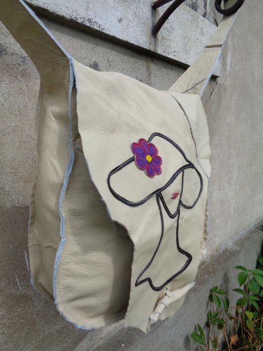 Artystyczna skórzana torebka z kobietą w kapeluszu. Handmade