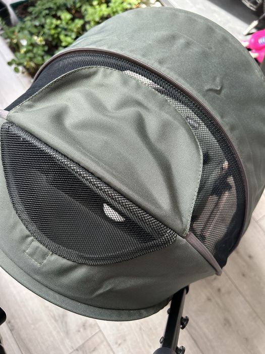 Spacerówka Leclerc influencer w kolorze army green do samolotu