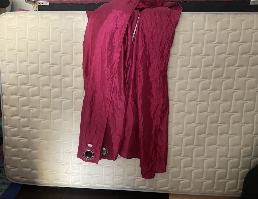 Cama com cabeceira colchão cortinados