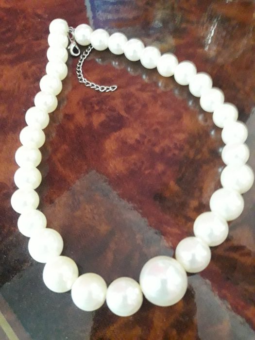 Намисто сріблястого кольору