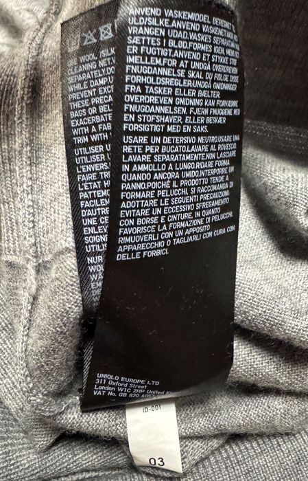 Тонкий шерстяной свитер Uniqlo.