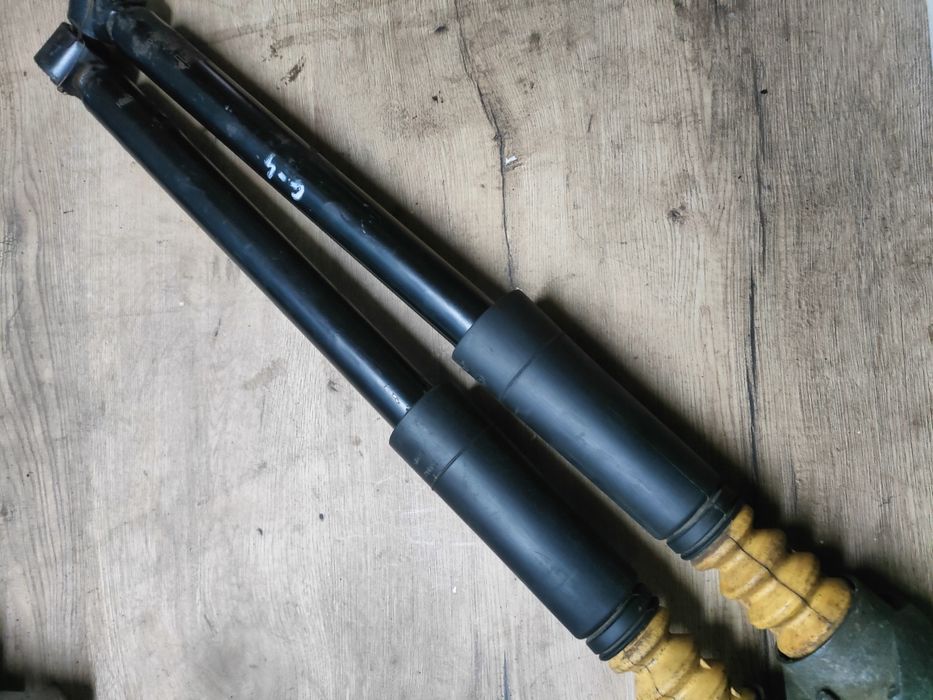 Volkswagen Golf 4 amortyzatory tył jak nowe