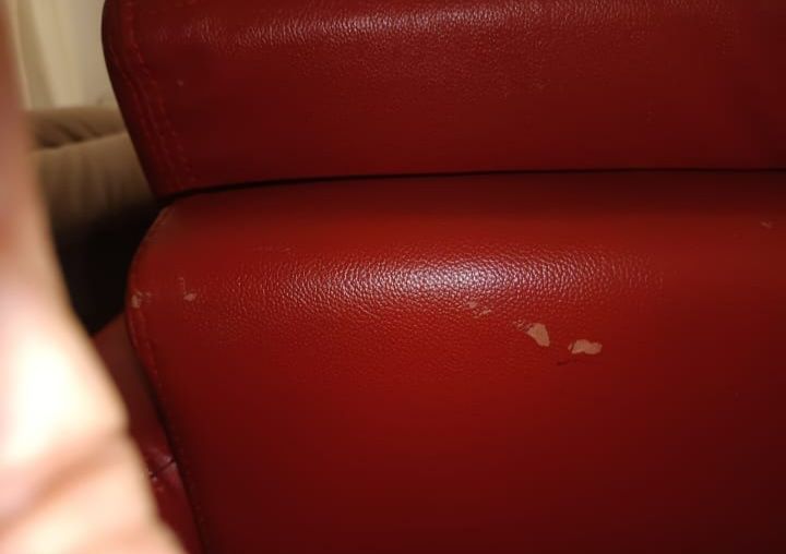Sofá de couro vermelho