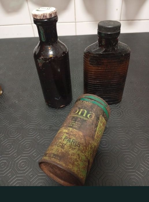 Latas e frascos antigos