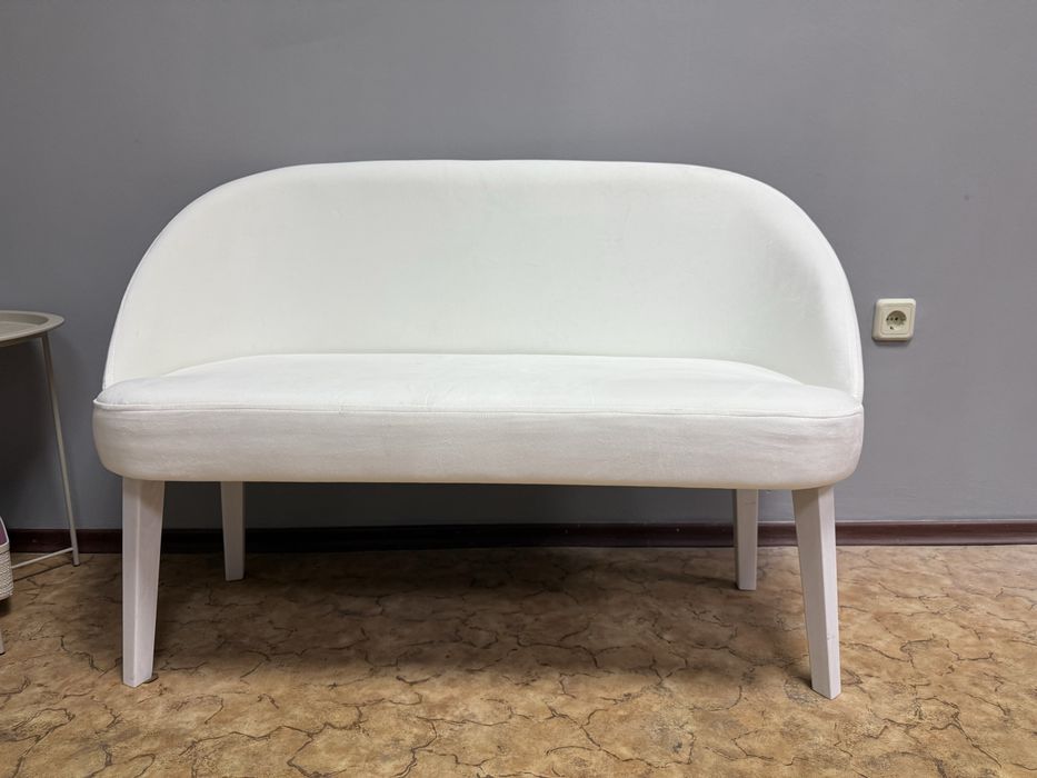 Білий диван для салону краси,студії