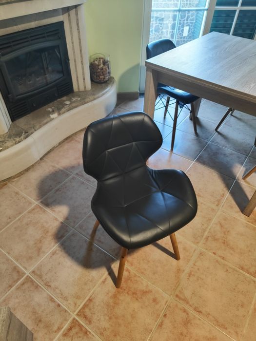 Conjunto Mesa e 4 cadeiras.