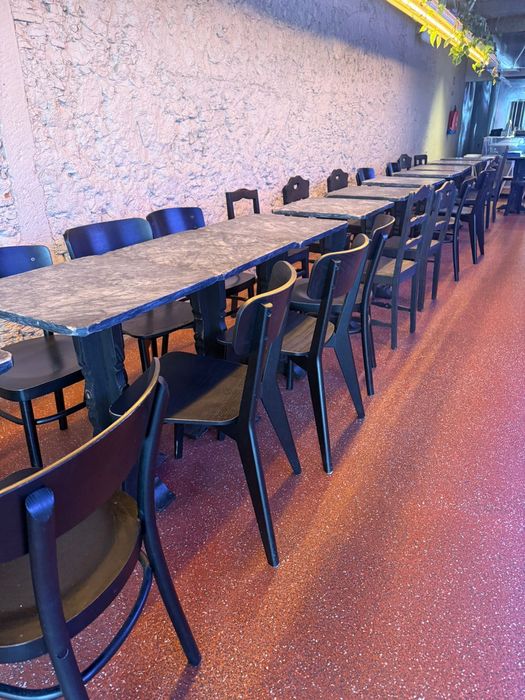 17 mesas marmore preto 28 cadeiras madera e 12 bancos madeira