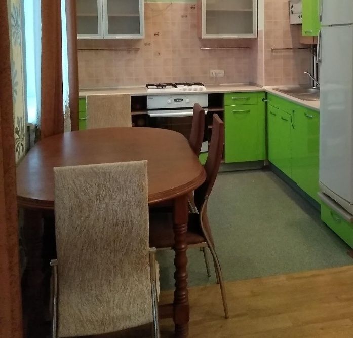 Деревянный стол в хорошем состоянии