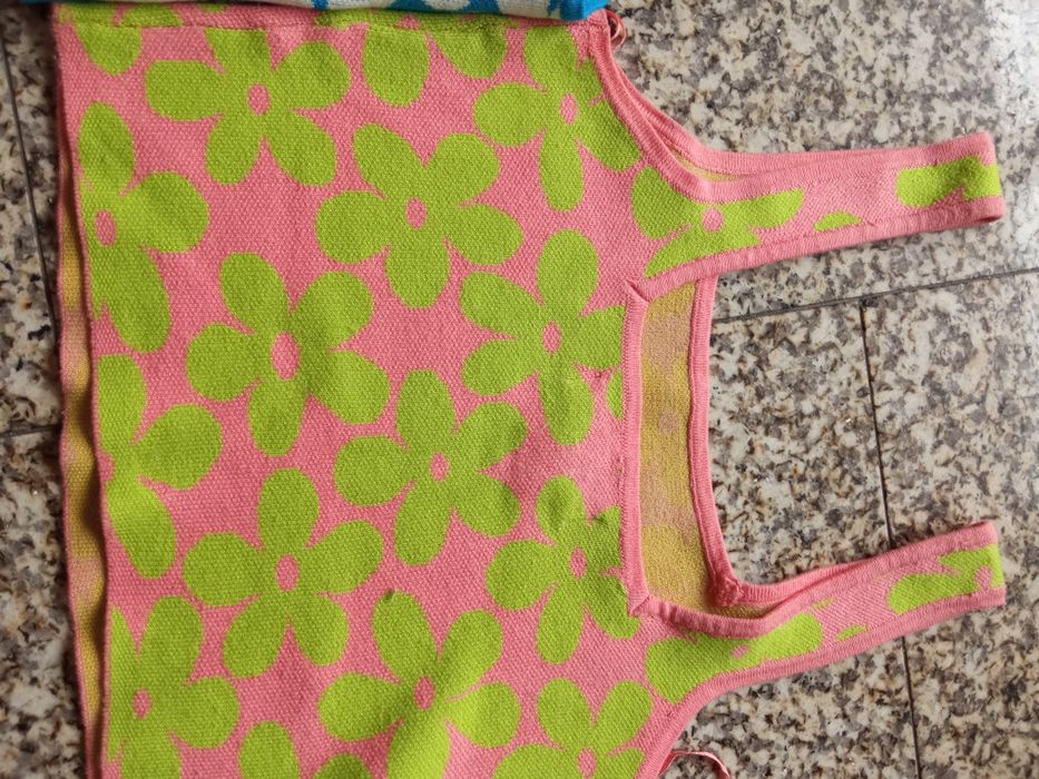 Tops curtos de jovem