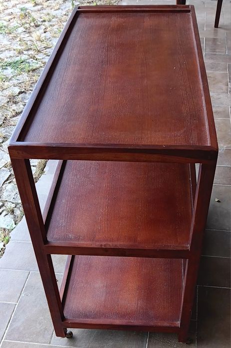 Carrinho para apoiar a mesa de refeições.