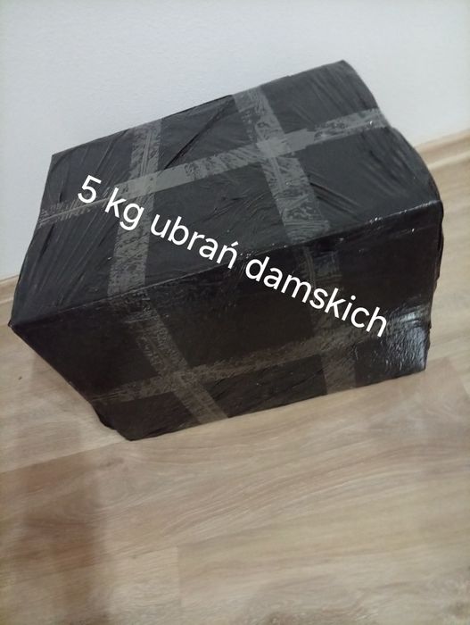 Paczka ubrań damskich.