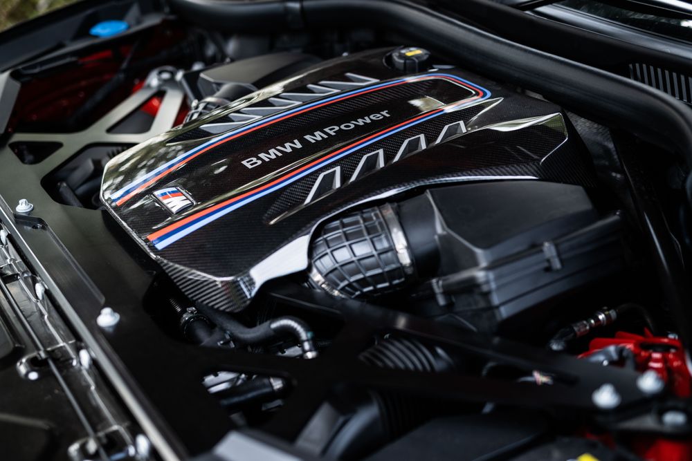 Silnik V6 czy V8: co lepiej wybrać?