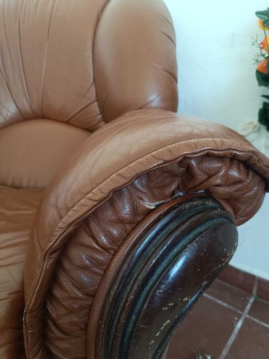 Conjunto 1 Sofá e 2 Poltronas Castanhas em Pele
