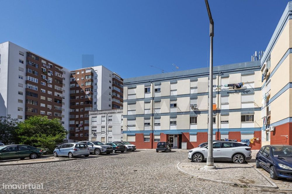 T2 Em Miratejo | Corroios | 1.º Andar | Potencial Para Remodelação Tot