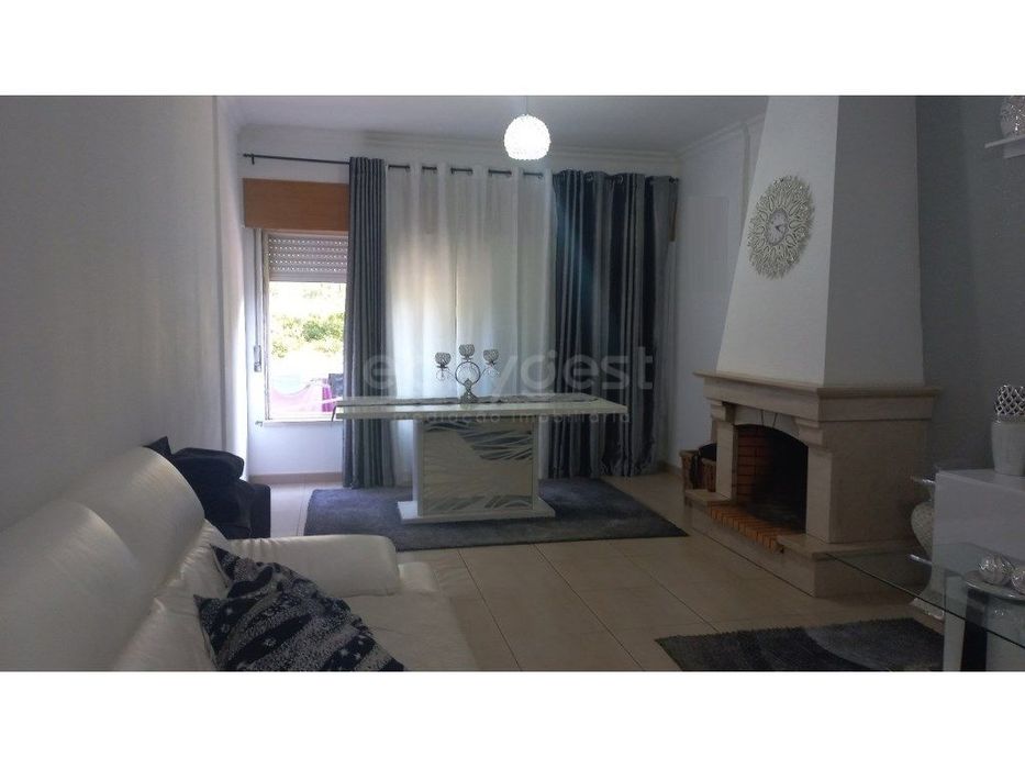 Apartamento T3 com Arrecadação e Lugar de Garagem em Santarém.