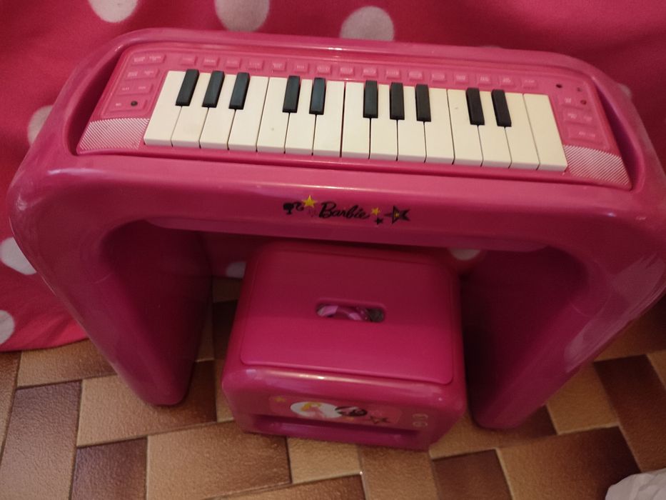 Piano com mesa e banco Barbie