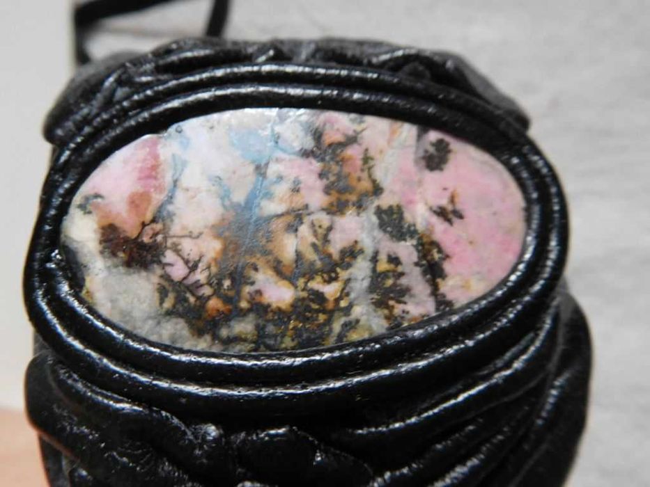 Украшения из кожи и камня