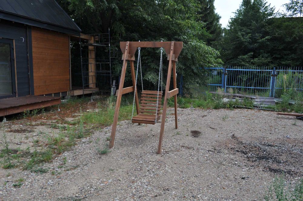 Huśtawka ogrodowa . Meble ogrodowe z drewna